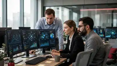 Equipo de profesionales revisando dashboards de monitoreo de seguridad en una oficina de hacking ético